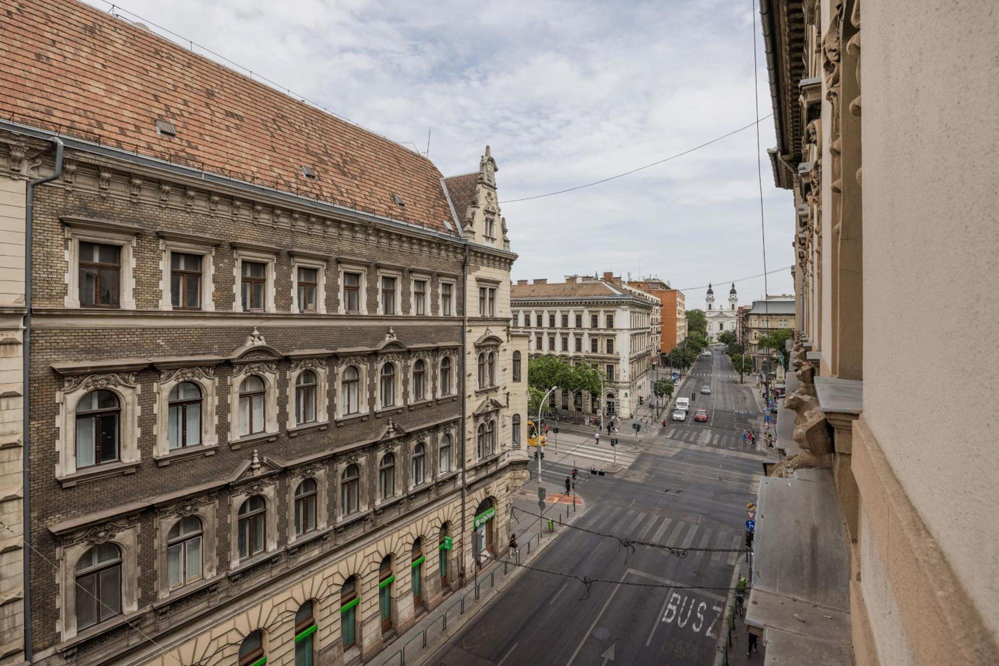 Central Budapest Oasis - Modern Charm, Timeless Comfort Kültér fotó