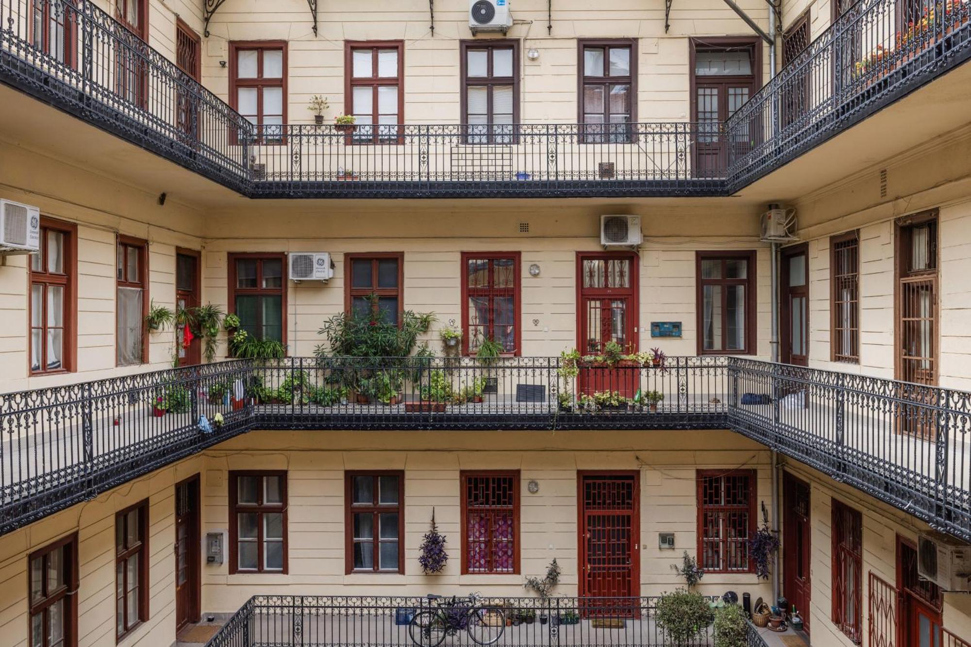 Central Budapest Oasis - Modern Charm, Timeless Comfort Kültér fotó