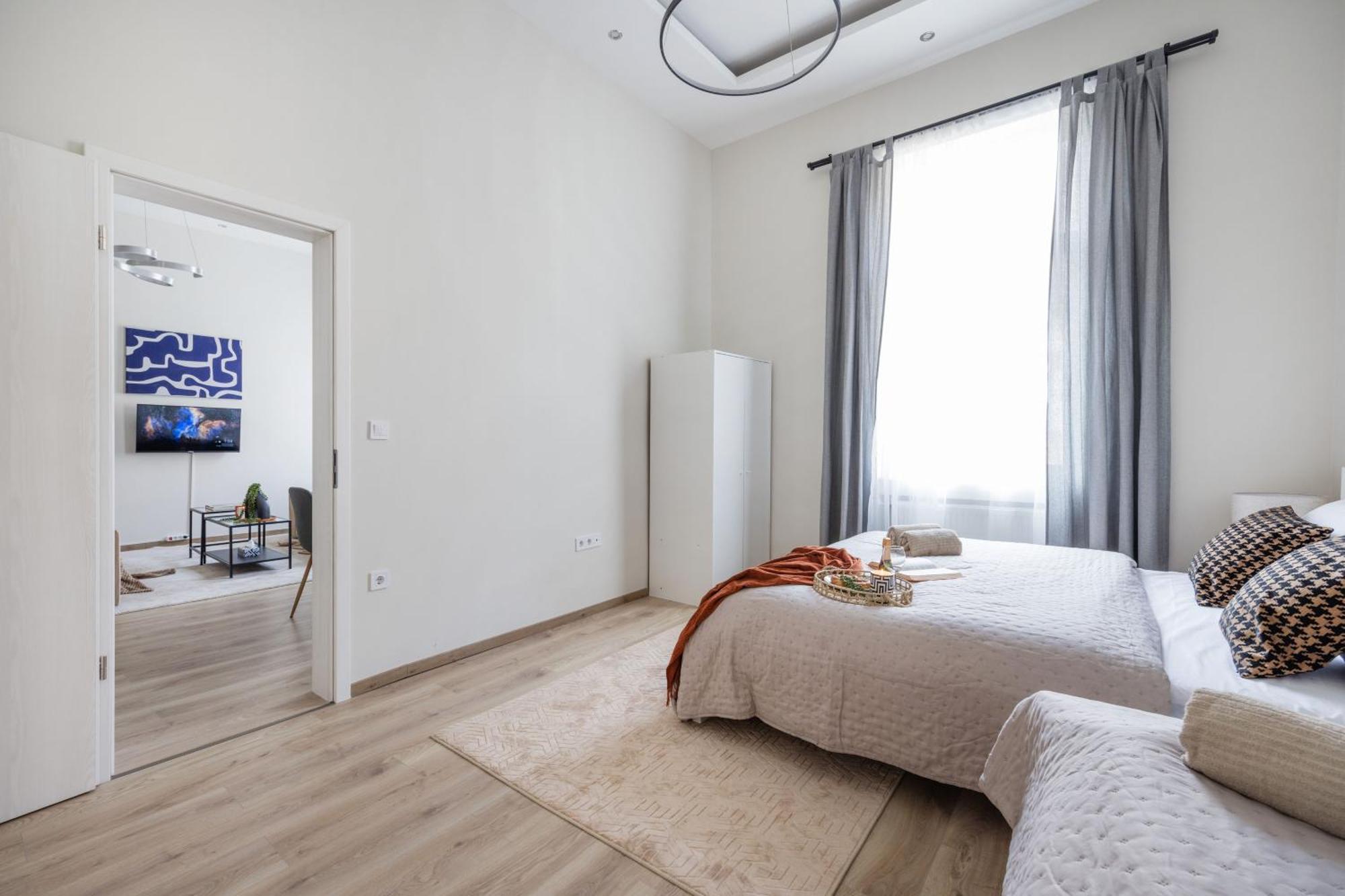 Central Budapest Oasis - Modern Charm, Timeless Comfort Kültér fotó